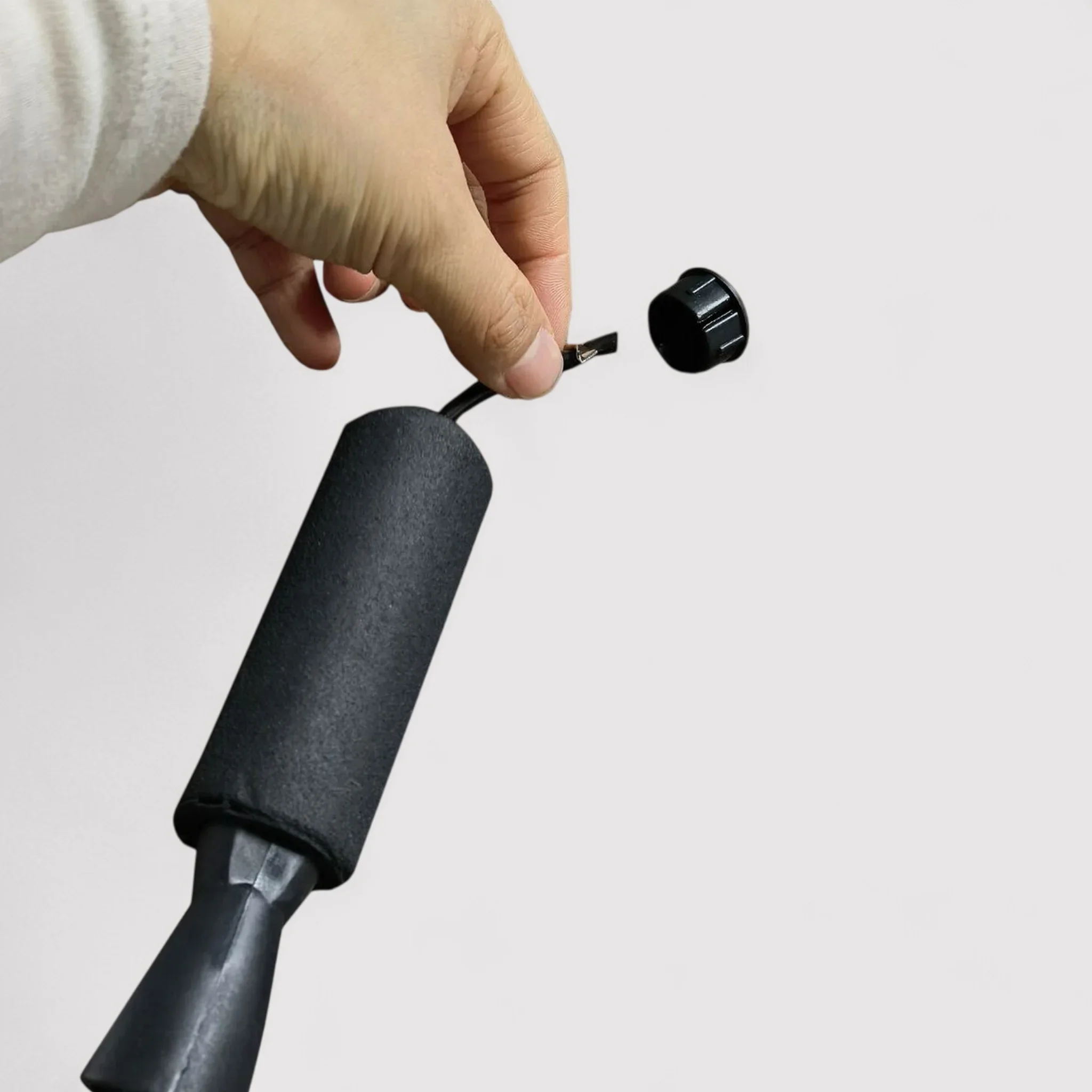 Corda per saltare nera con impugnature ergonomiche - Image 3