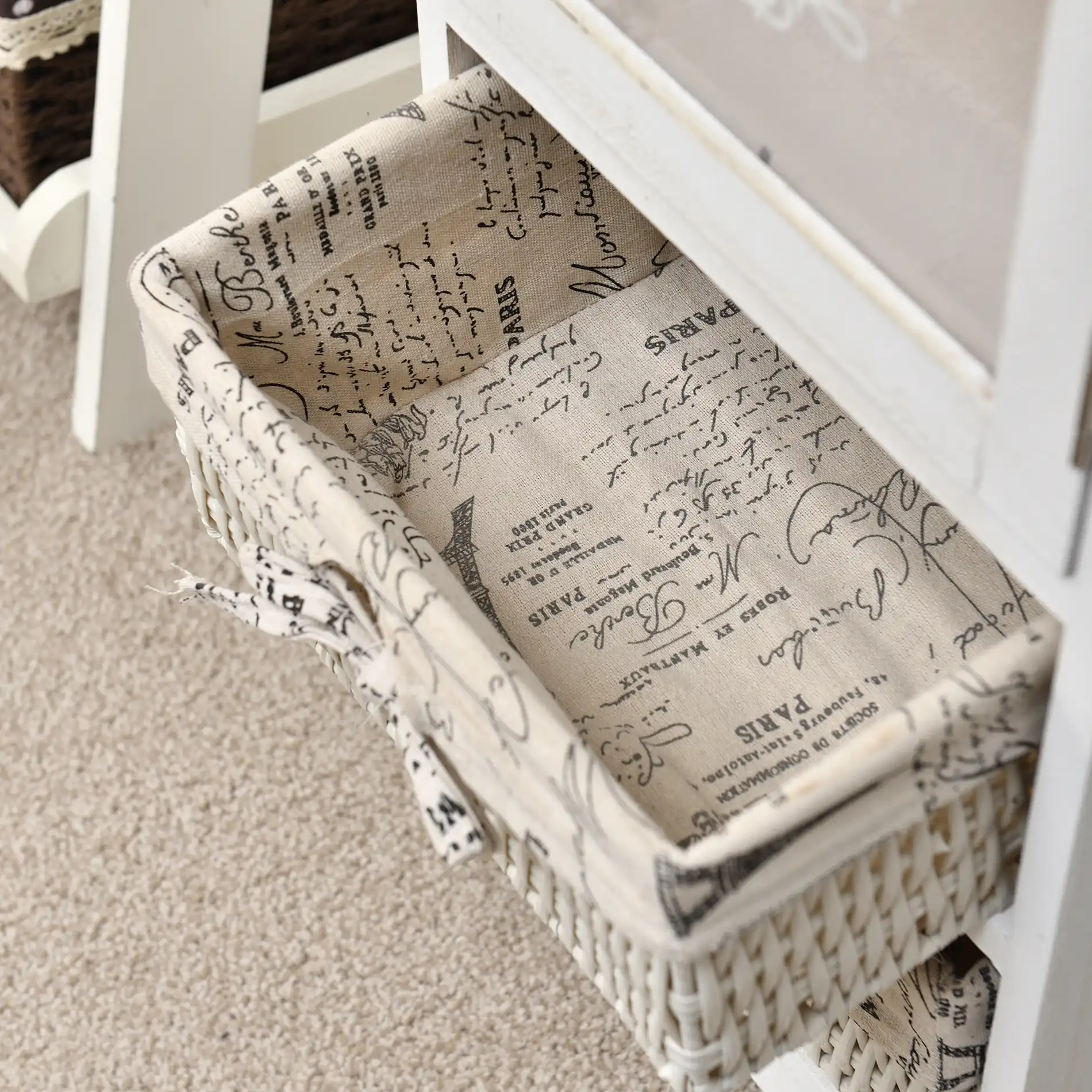Lavanda - Vetrinetta shabby decorata con scritte con 1 anta e 2 cestini - Image 4