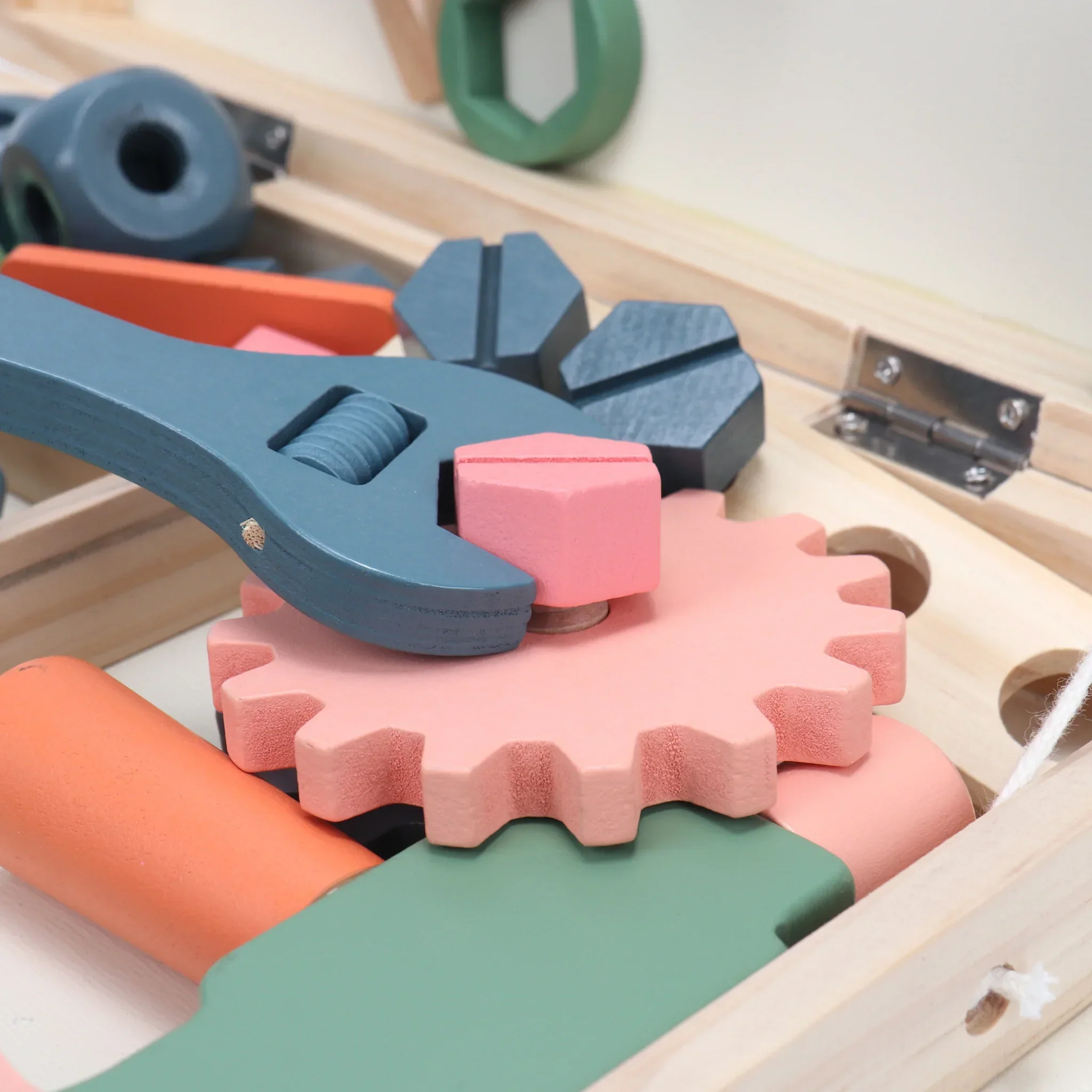Subeir - Valigetta con attrezzi giocattolo in legno - Image 10